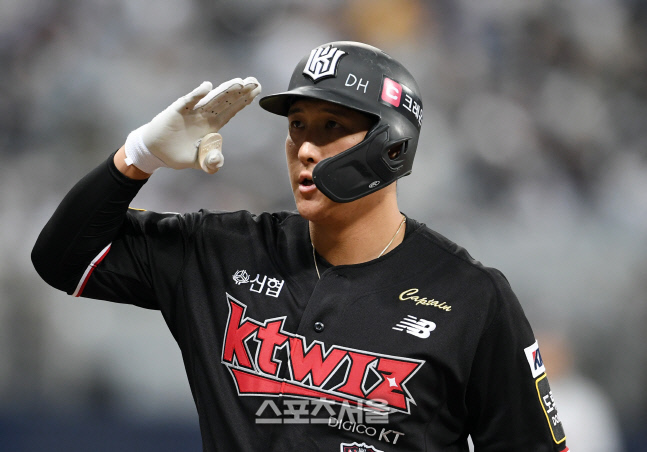 [포토]KT 황재균, 안타 신고합니다!