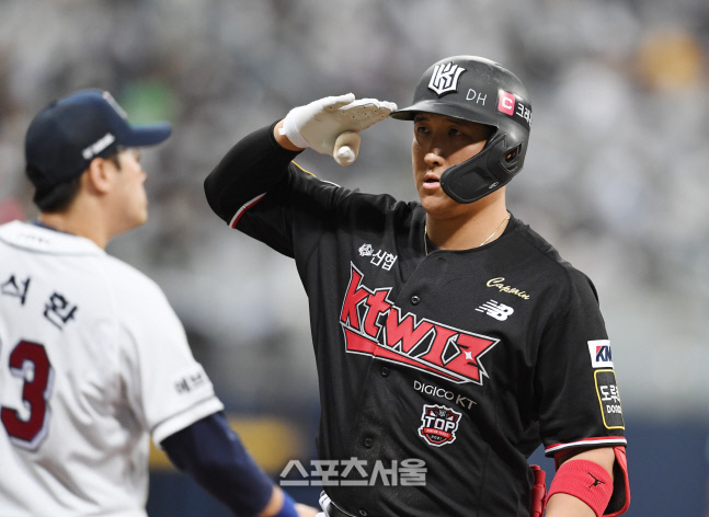 [포토]바뀐 투수 이영하 상대로 안타 뽑아내는 황재균
