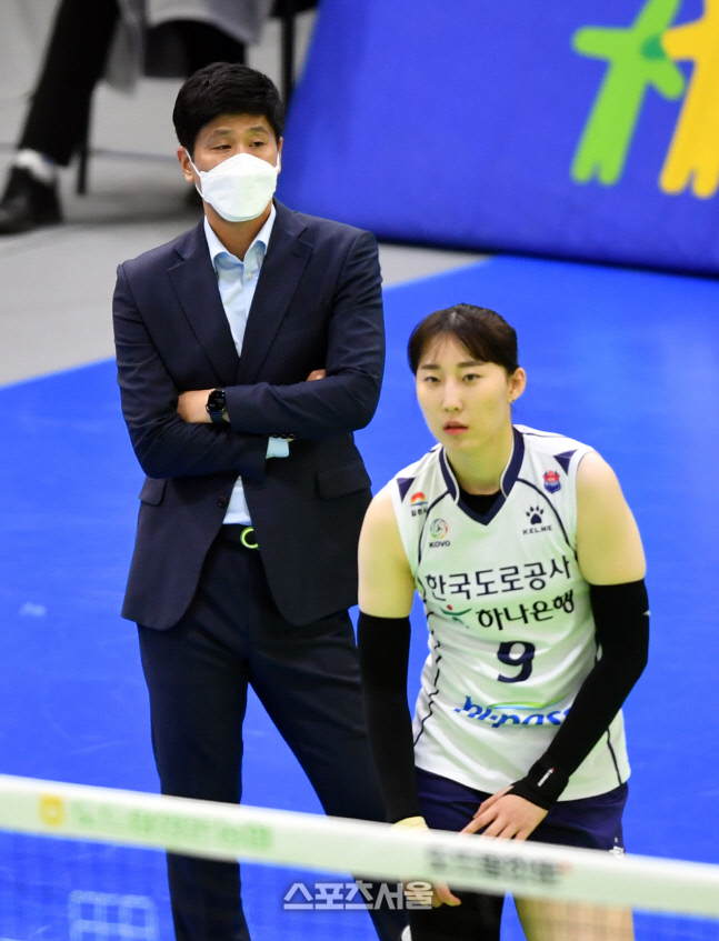 '정아야 힘 좀 내자!' 김종민 감독[포토]