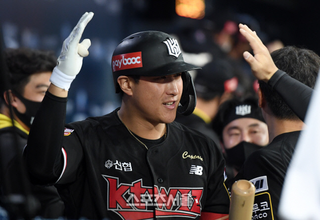 [포토]추가 타점의 기쁨을 나누는 황재균