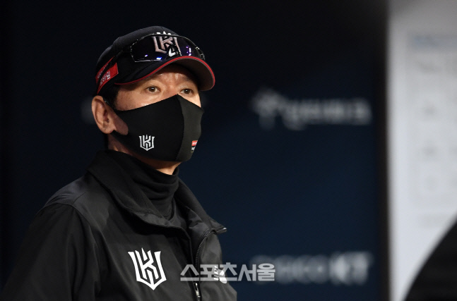 [포토]박경수의 부상을 걱정스레 바라보는 이강철 감독