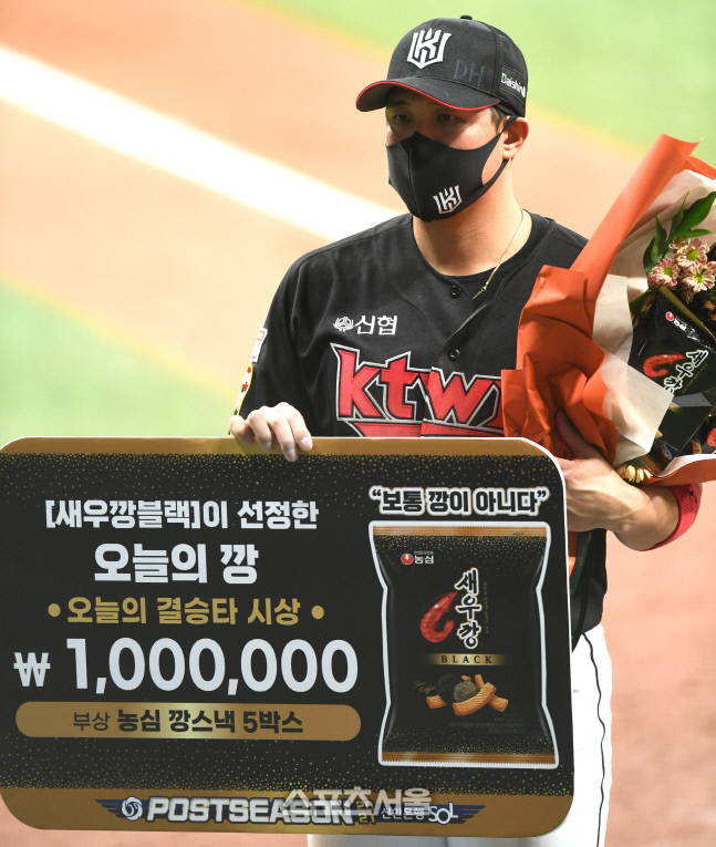 [포토] 황재균, '오늘의 깡' 박경수 대리 수상