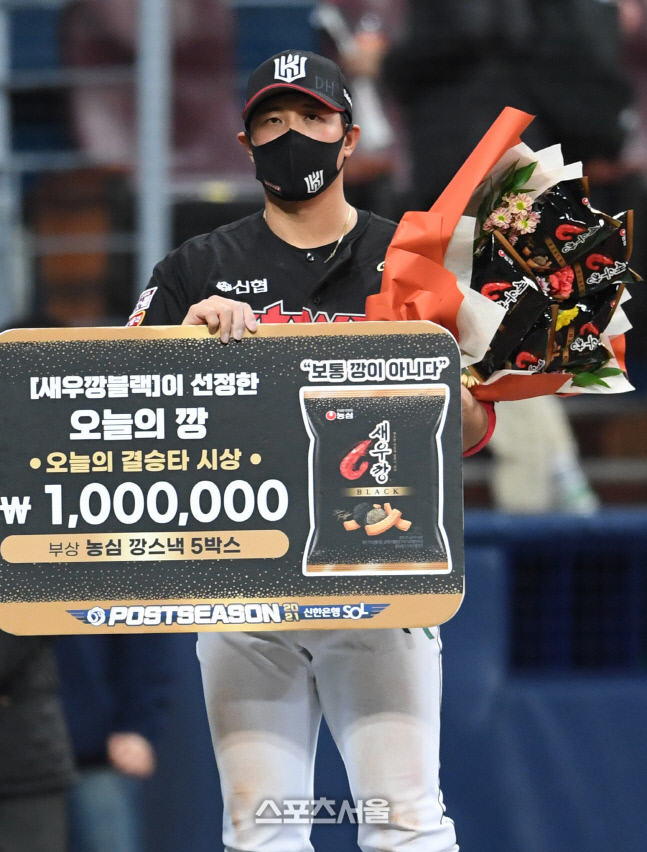 [포토]KS3차전 결승타로 '오늘의 깡' 박경수, 황재균이 대리 수상