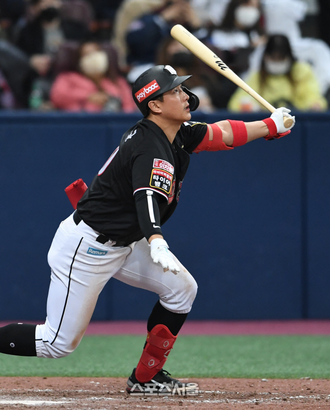 [포토]1타점 희생 플라이 치는 황재균