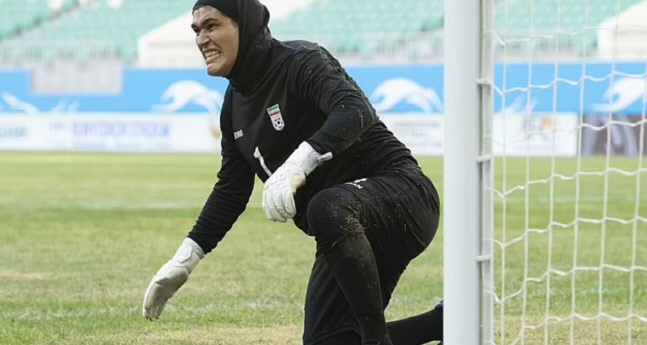 '성별의혹' 이란 여자축구GK "난 여자다. 괴롭힘 못 참아. 요르단FA  고소할것"