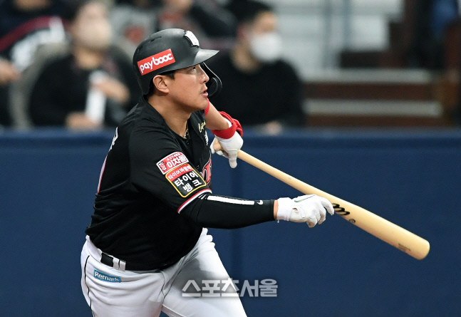 [포토]선제 적시타 기록하는 KT 황재균