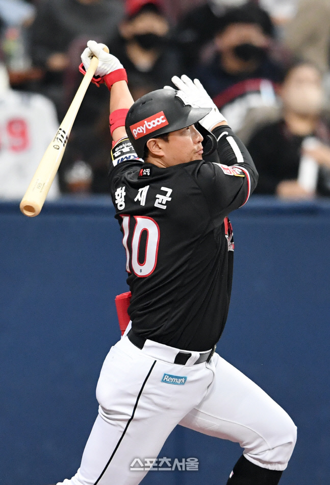 [포토]2루타로 선취점 뽑아내는 KT 황재균
