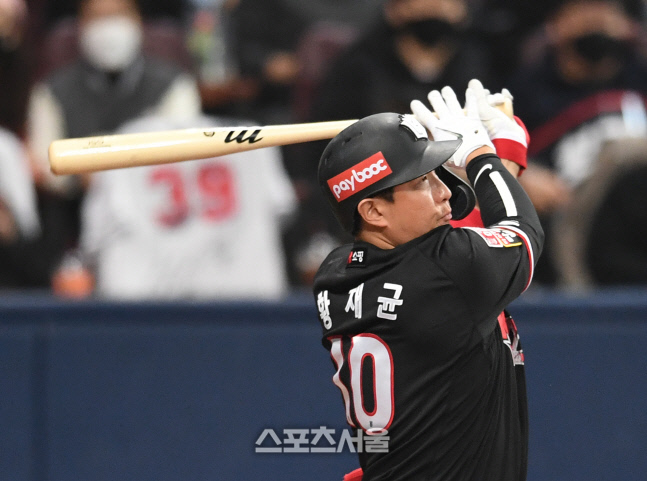 [포토]KT 황재균, 두산 곽빈 상대 1타점 2루타