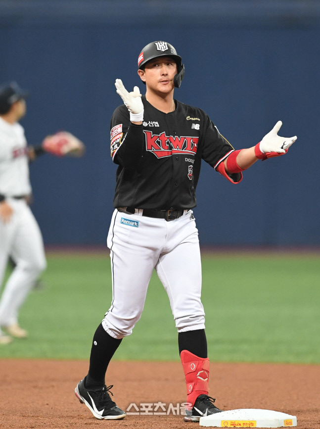 [포토]1타점 2루타 자축하는 황재균
