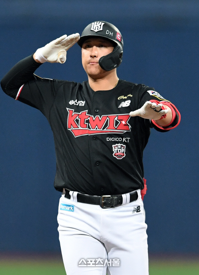 [포토]KT 황재균, 1타점 2루타 신고합니다!
