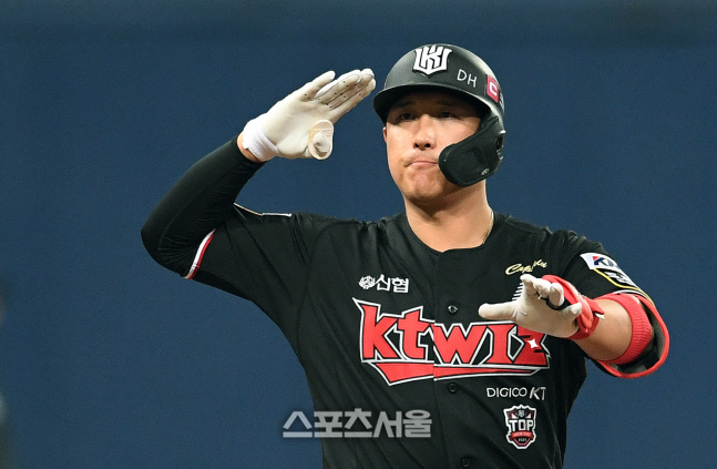 [포토]KT 황재균, 두산 곽빈 상대 선제 적시타