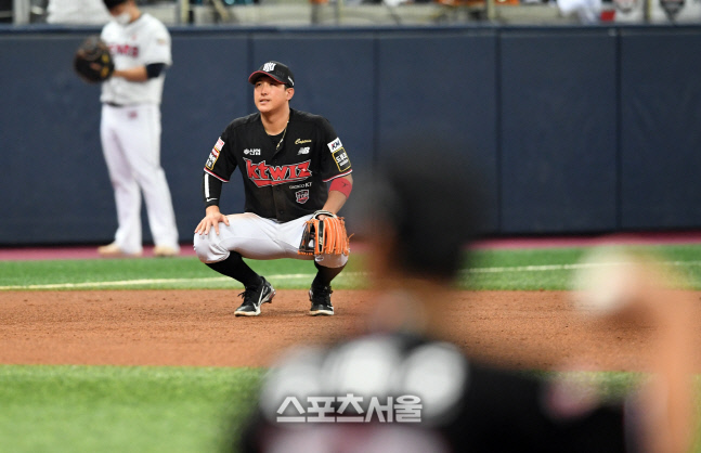 [포토]KT 황재균, 송구 실책의 아쉬움