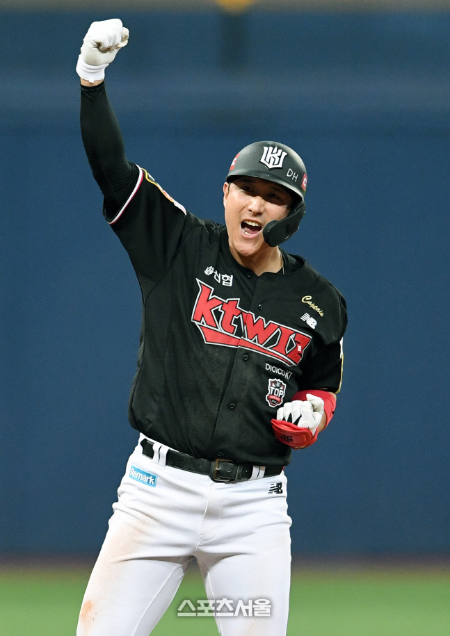[포토]KT 황재균, 또 1타점 2루타!
