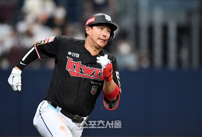 [포토]우승을 향해 질주하는 KT 황재균