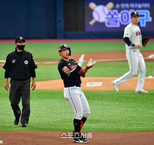 '박수로 자축' 선제타점 올리는 황재균[포토]