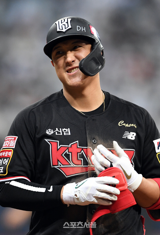 [포토]KT 황재균, 뜬공 아쉽네...