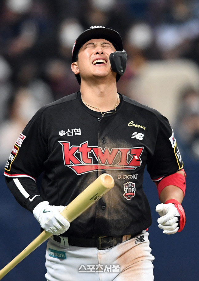 [포토]KT 황재균, 또 치고 싶은데...