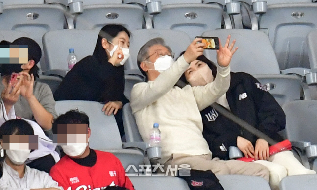 KS 찾은 이재명 김혜경 부부, 야구팬들 사진촬영에 응하며[포토]