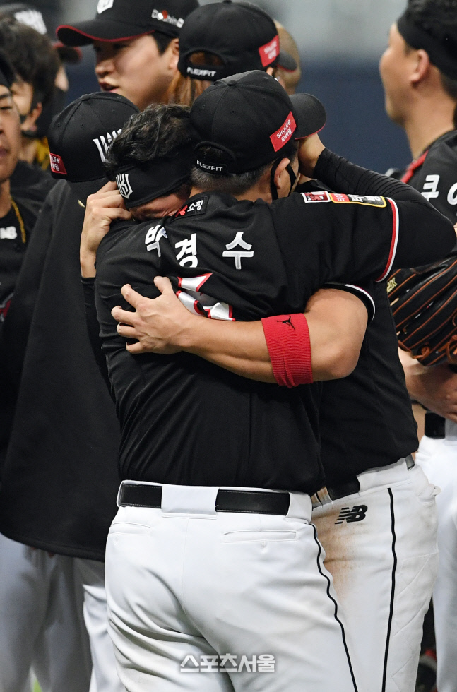 [포토]첫 우승 박경수-황재균, 눈물의 포옹