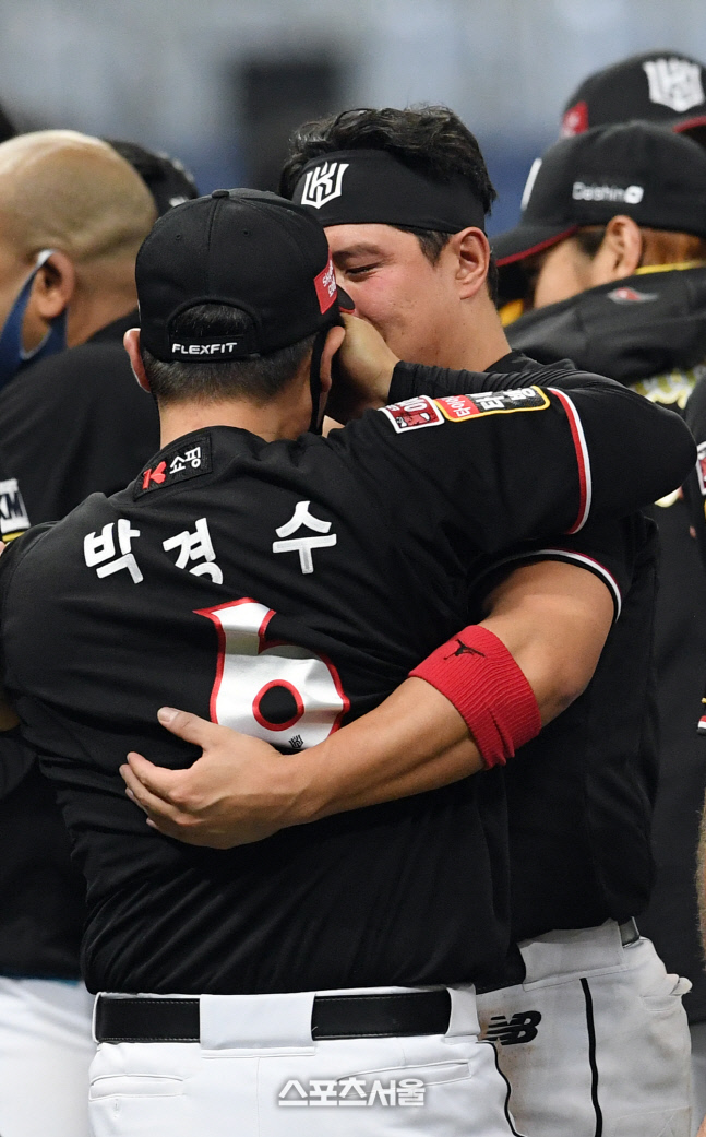 [포토]눈물의 포옹을 나누는 박경수-황재균