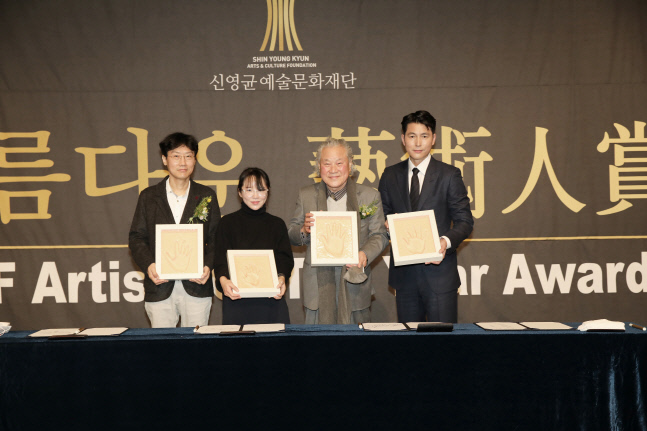 '오징어게임' 황동혁감독, '아름다운예술인상' 영화예술인상 수상