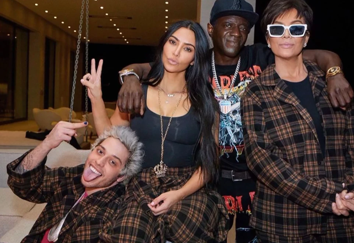 열애설 아닌 열애였나. 카다시안, 13세 연하 남친 생일파티서 母와 포착 [할리웃톡] 