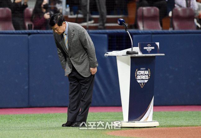 [포토]야구팬들을 향해 인사하는 정지택 총재