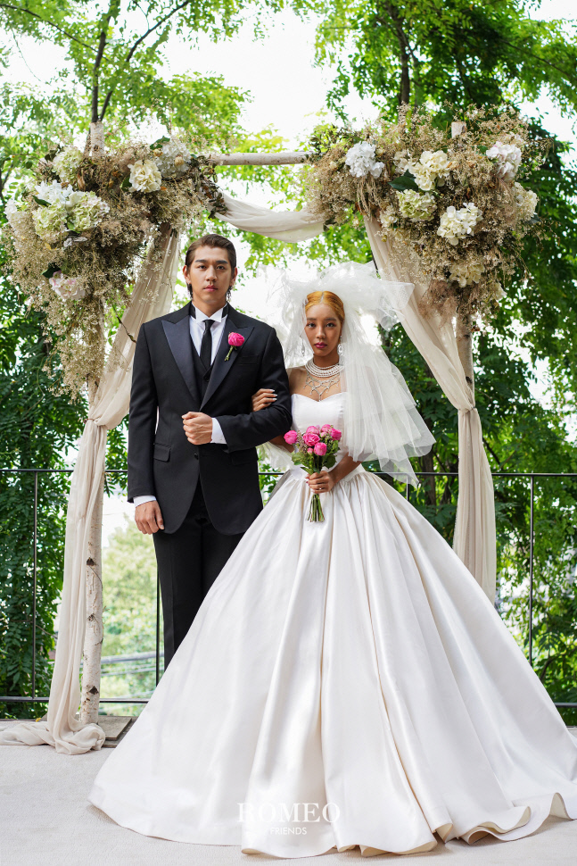 '통합우승' 선물 받은 KT 이대은 3년 열애끝 래퍼 트루디와 내달 5일 결혼