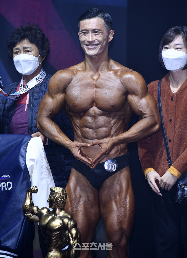 어미니와 아내를 향하는 김효중, IFBB 엘리트 프로 클래식 피지크 프로카드의 애정만점 포즈 [포토]
