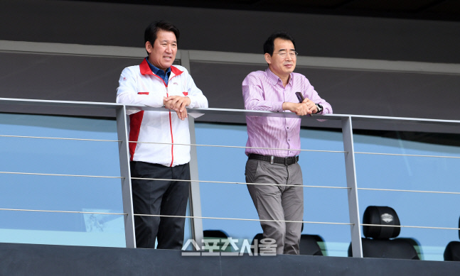 [포토]선수단의 훈련 바라보는 KIA 조계현 단장과 이화원 대표