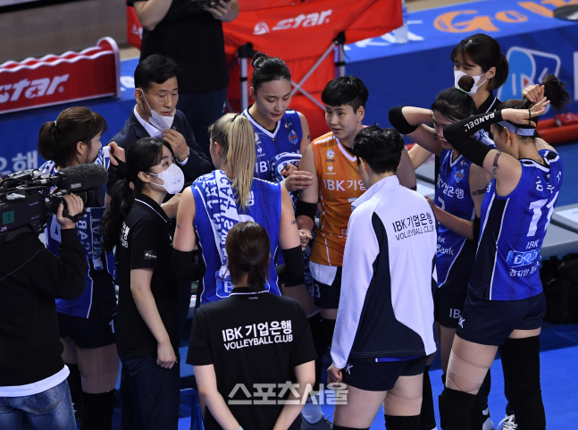 선수에 코치까지 이탈 논란 IBK기업은행, 감독-단장 동시 경질