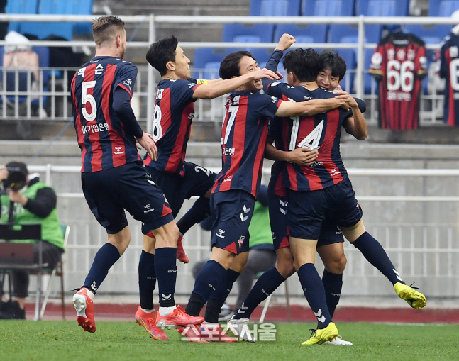 [포토]정재용의 골에 기뻐하는 수원FC