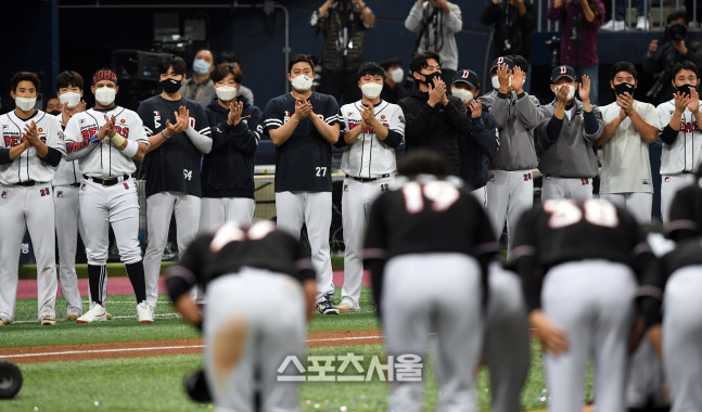 [포토]우승팀 KT에 박수를 보내는 두산 선수단