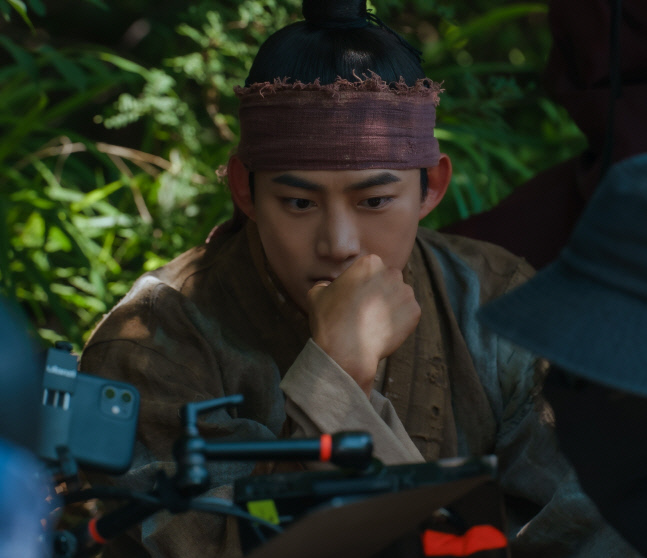 '어사와 조이' 옥택연, 열정 가득 비하인드컷 공개 '열정 부자'