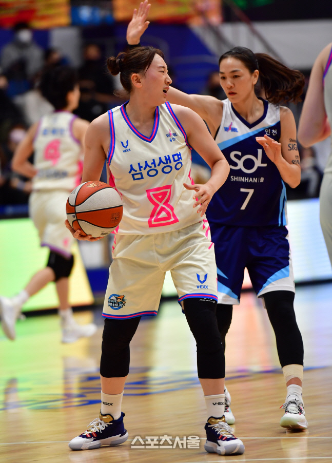 '언니 어딜 쳐' 삼성 이주연[포토]