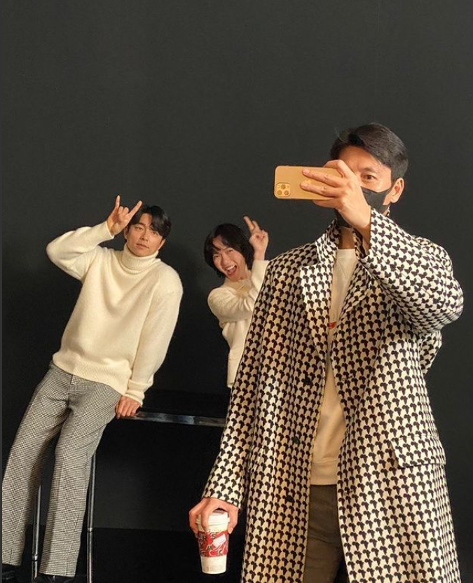 이 조합이 한 앵글에.... 정우성 셀카에 잔망터진 공유X배두나 '고요의 바다' [★SNS]