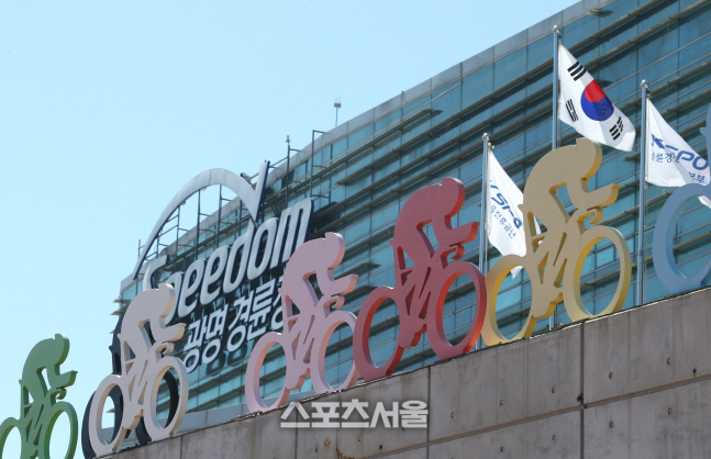 파업 선언한 경륜선수노조, 쟁점과 해결책은?