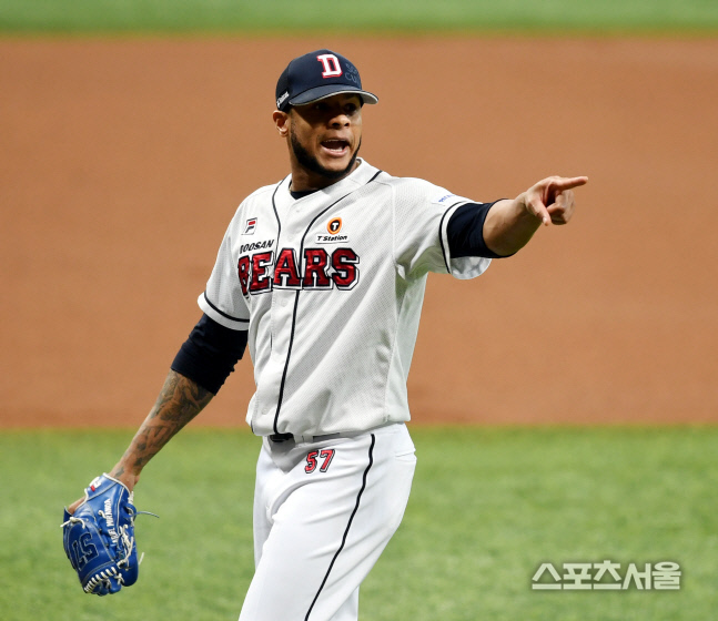 [포토] 미란다 \'KT 오늘은 쉽지 않아\'