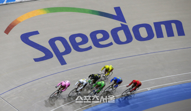 1-1 광명경륜장에서 선수들이 경주를 펼치고 있다