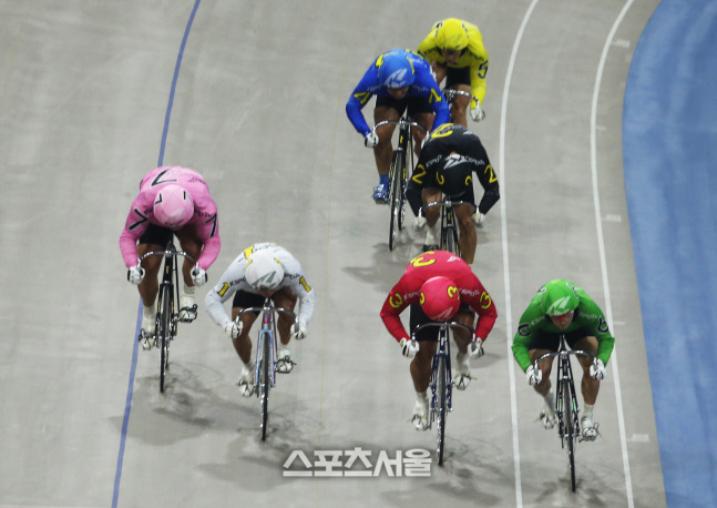 1-3 광명경륜장에서 선수들이 경주를 펼치고 있다