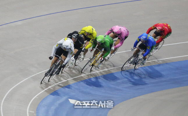 1-2 광명경륜장에서 선수들이 경주를 펼치고 있다