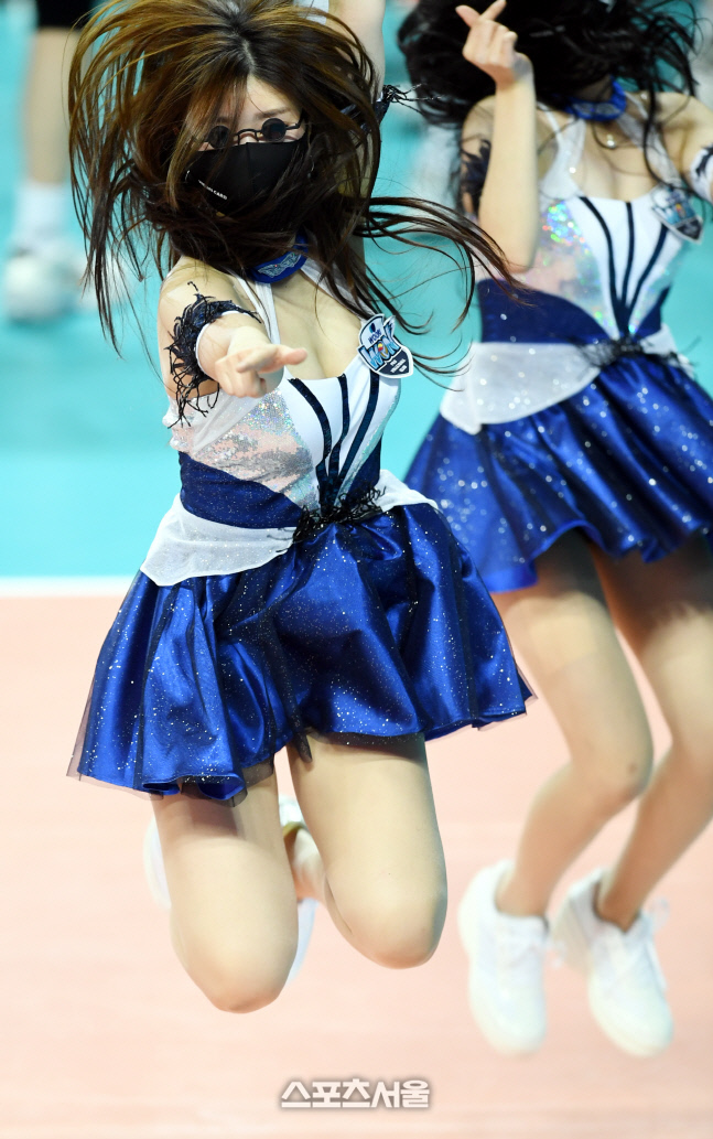 [포토] 우리카드 치어리더 '가볍게 점프'