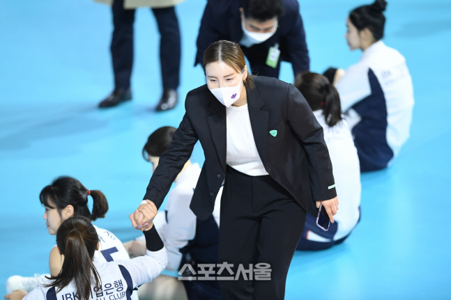 단장 감독 경질 와중...IBK기업은행, 흥국생명 잡고 탈꼴찌 [V-리그 현장]