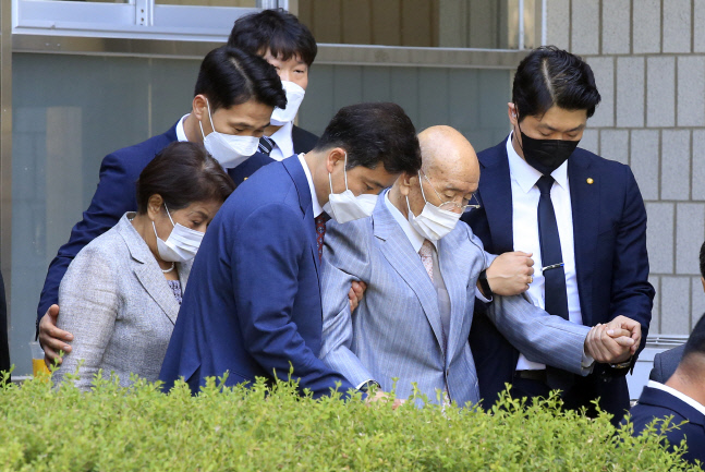 재판 마친 전두환