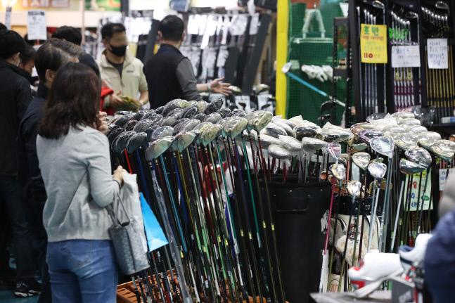 코로나도 뚫은 '골프 광풍'…10개월 만에 역대 최대 골프용품 수입액 돌파