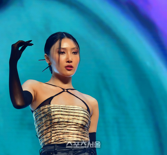 오랜만에 무대인사 화사[포토]