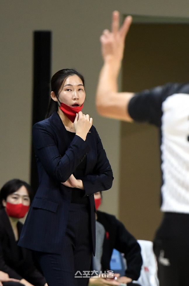 완패 BNK 박정은 감독 김한별·강아정 향해 "언니들이 반성해야 하는 경기"