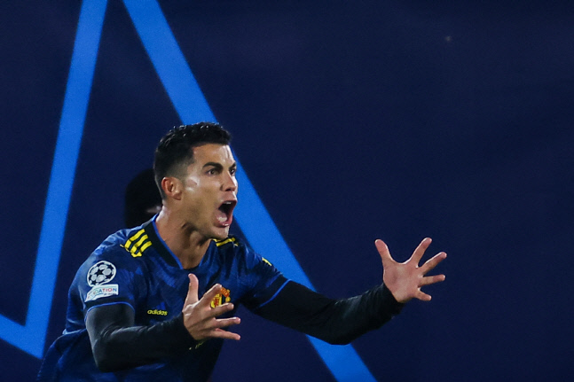 솔샤르 경질한 맨유, 16강 진출...호날두 산초 골 [UCL F조 5차전]