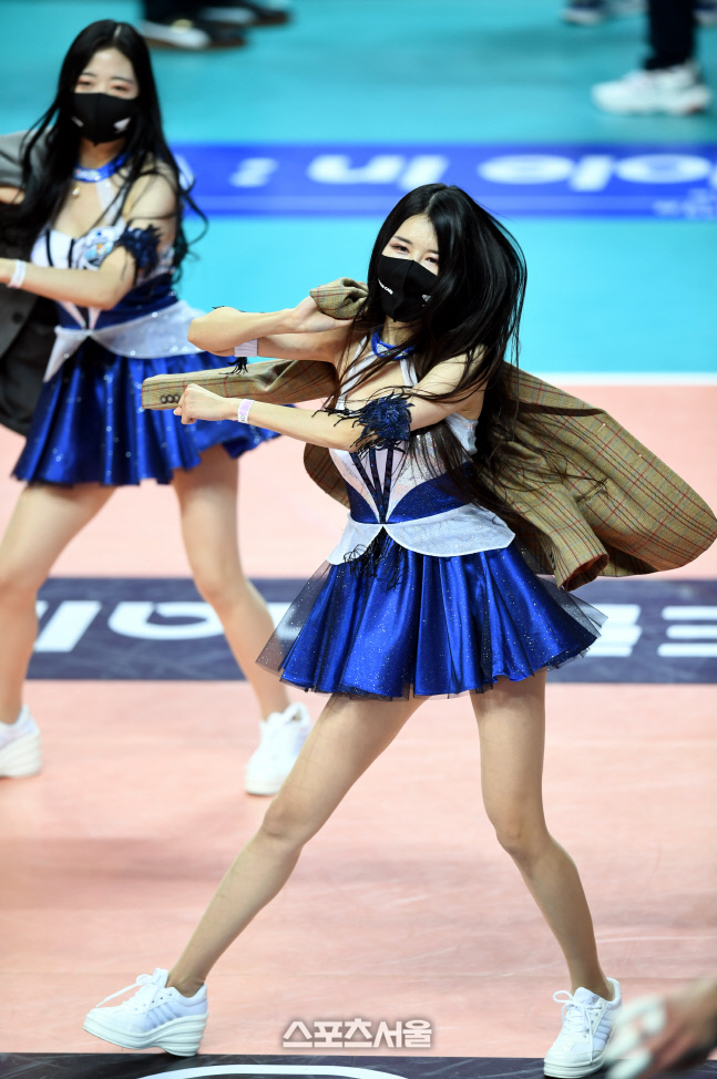 [포토] 우리카드 치어리더 '요염한 눈빛으로'