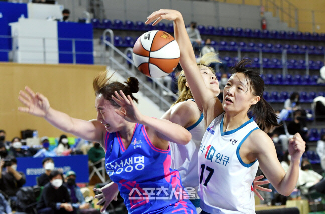 [포토]하나원큐 수비에 막힌 삼성생명 이주연의 슛